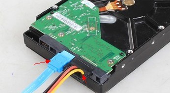 硬盘接线细的是数据线，傍边的是电源线